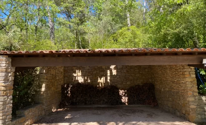 Suppression d'un pin mort sur un garage, à Brignoles., Brignoles, Eden Provence