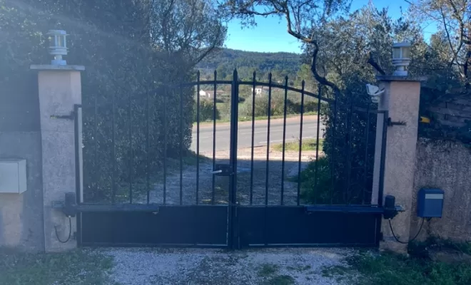Pose d'un brise vue sur un portail à Brignoles., Brignoles, Eden Provence