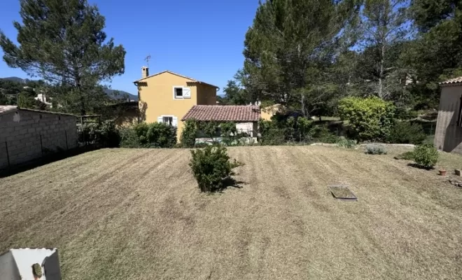 Débroussaillage d'un jardin à Brignoles 